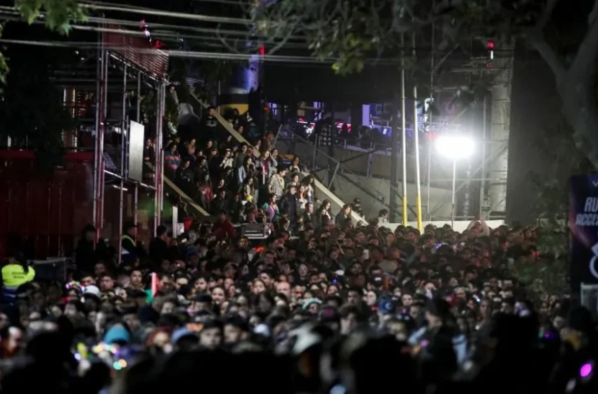 Chile, Power Cut - Thousands of people had to make their way home after the Viña del Mar festival was suspended